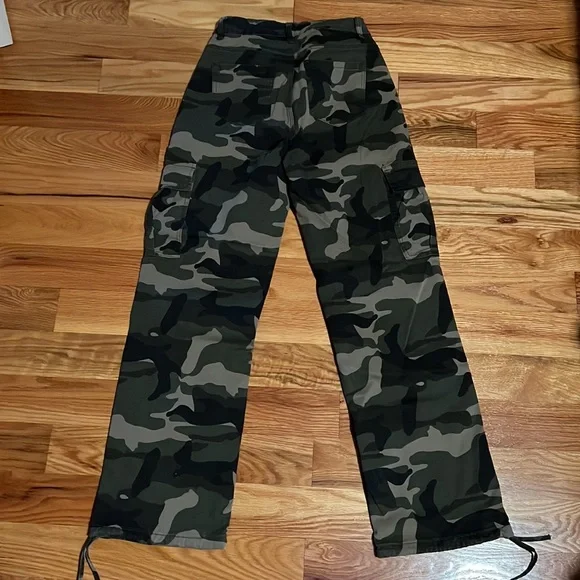 NWOT camo cargos - Picture 3 of 10